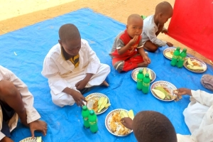 Afrika çad cumhuriyeti medresede hafızlara yemek dağıtımında bulunduk