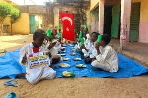 Afrika çad cumhuriyeti medresede hafızlara yemek dağıtımında bulunduk