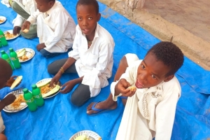 Afrika çad cumhuriyeti medresede hafızlara yemek dağıtımında bulunduk