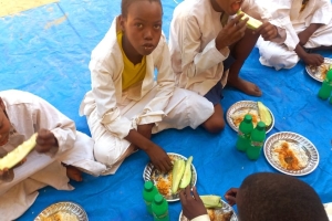 Afrika çad cumhuriyeti medresede hafızlara yemek dağıtımında bulunduk