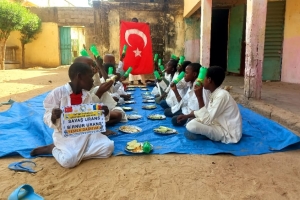 Afrika çad cumhuriyeti medresede hafızlara yemek dağıtımında bulunduk