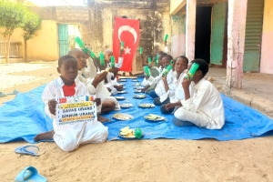 Afrika çad cumhuriyeti medresede hafızlara yemek dağıtımında bulunduk