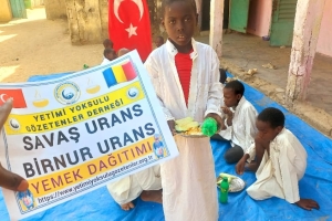 Afrika çad cumhuriyeti medresede hafızlara yemek dağıtımında bulunduk