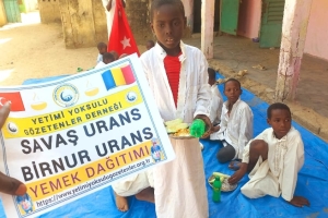 Afrika çad cumhuriyeti medresede hafızlara yemek dağıtımında bulunduk