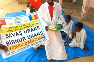 Afrika çad cumhuriyeti medresede hafızlara yemek dağıtımında bulunduk
