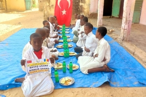 Afrika çad cumhuriyeti medresede hafızlara yemek dağıtımında bulunduk