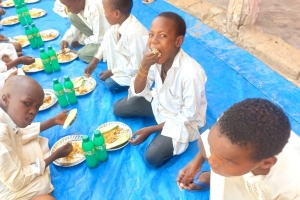 Afrika çad cumhuriyeti medresede hafızlara yemek dağıtımında bulunduk