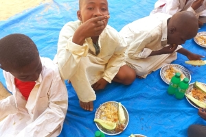 Afrika çad cumhuriyeti medresede hafızlara yemek dağıtımında bulunduk