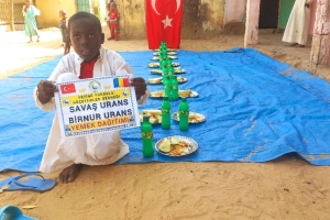 Afrika çad cumhuriyeti medresede hafızlara yemek dağıtımında bulunduk
