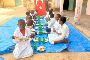 Afrika çad cumhuriyeti medresede hafızlara yemek dağıtımında bulunduk