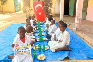 Afrika çad cumhuriyeti medresede hafızlara yemek dağıtımında bulunduk