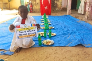 Afrika çad cumhuriyeti medresede hafızlara yemek dağıtımında bulunduk