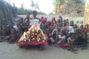 Afrika Madagaskar ülkesinde yetim ve yoksul çocuklara ekmek dağıtımında bulunduk çocukların sevinçlerine mutluluklarına vesile olduk