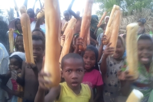 Afrika Madagaskar ülkesinde yetim ve yoksul çocuklara ekmek dağıtımında bulunduk çocukların sevinçlerine mutluluklarına vesile olduk