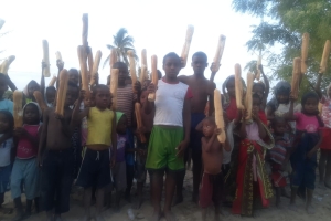 Afrika Madagaskar ülkesinde yetim ve yoksul çocuklara ekmek dağıtımında bulunduk çocukların sevinçlerine mutluluklarına vesile olduk