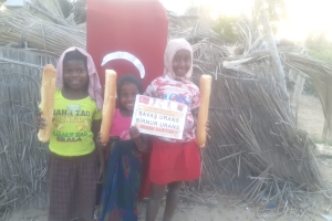 Afrika Madagaskar ülkesinde yetim ve yoksul çocuklara ekmek dağıtımında bulunduk çocukların sevinçlerine mutluluklarına vesile olduk