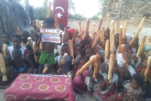 Afrika Madagaskar ülkesinde yetim ve yoksul çocuklara ekmek dağıtımında bulunduk çocukların sevinçlerine mutluluklarına vesile olduk