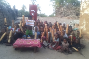 Afrika Madagaskar ülkesinde yetim ve yoksul çocuklara ekmek dağıtımında bulunduk çocukların sevinçlerine mutluluklarına vesile olduk