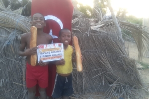 Afrika Madagaskar ülkesinde yetim ve yoksul çocuklara ekmek dağıtımında bulunduk çocukların sevinçlerine mutluluklarına vesile olduk