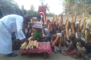 Afrika Madagaskar ülkesinde yetim ve yoksul çocuklara ekmek dağıtımında bulunduk çocukların sevinçlerine mutluluklarına vesile olduk