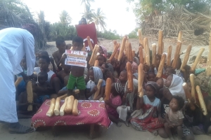 Afrika Madagaskar ülkesinde yetim ve yoksul çocuklara ekmek dağıtımında bulunduk çocukların sevinçlerine mutluluklarına vesile olduk