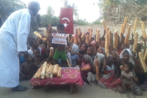 Afrika Madagaskar ülkesinde yetim ve yoksul çocuklara ekmek dağıtımında bulunduk çocukların sevinçlerine mutluluklarına vesile olduk