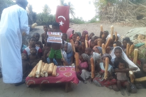 Afrika Madagaskar ülkesinde yetim ve yoksul çocuklara ekmek dağıtımında bulunduk çocukların sevinçlerine mutluluklarına vesile olduk