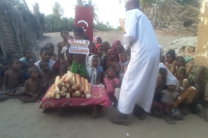 Afrika Madagaskar ülkesinde yetim ve yoksul çocuklara ekmek dağıtımında bulunduk çocukların sevinçlerine mutluluklarına vesile olduk