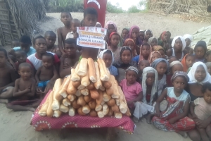 Afrika Madagaskar ülkesinde yetim ve yoksul çocuklara ekmek dağıtımında bulunduk çocukların sevinçlerine mutluluklarına vesile olduk