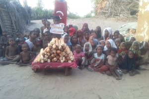 Afrika Madagaskar ülkesinde yetim ve yoksul çocuklara ekmek dağıtımında bulunduk çocukların sevinçlerine mutluluklarına vesile olduk