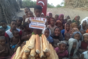 Afrika Madagaskar ülkesinde yetim ve yoksul çocuklara ekmek dağıtımında bulunduk çocukların sevinçlerine mutluluklarına vesile olduk