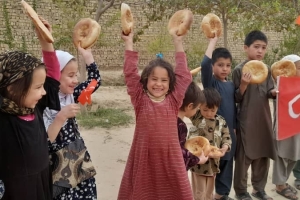 Afganistan bölgesinde yetim ve yoksul ailelere ekmek dağıtımında bulunduk