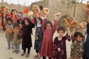 Afganistan bölgesinde yetim ve yoksul ailelere ekmek dağıtımında bulunduk