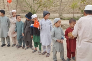 Afganistan bölgesinde yetim ve yoksul ailelere ekmek dağıtımında bulunduk