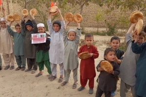 Afganistan bölgesinde yetim ve yoksul ailelere ekmek dağıtımında bulunduk