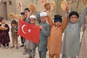 Afganistan bölgesinde yetim ve yoksul ailelere ekmek dağıtımında bulunduk