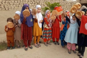 Afganistan bölgesinde yetim ve yoksul ailelere ekmek dağıtımında bulunduk
