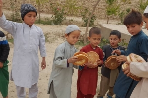 Afganistan bölgesinde yetim ve yoksul ailelere ekmek dağıtımında bulunduk