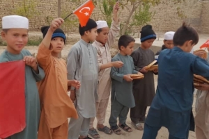 Afganistan bölgesinde yetim ve yoksul ailelere ekmek dağıtımında bulunduk