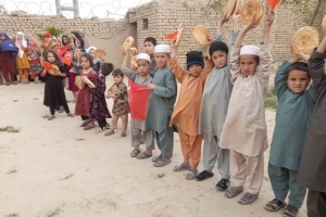 Afganistan bölgesinde yetim ve yoksul ailelere ekmek dağıtımında bulunduk