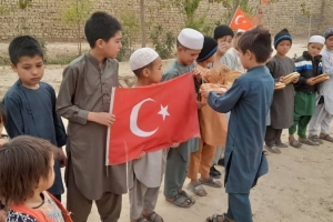 Afganistan bölgesinde yetim ve yoksul ailelere ekmek dağıtımında bulunduk