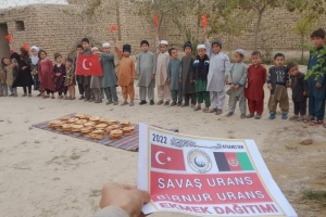 Afganistan bölgesinde yetim ve yoksul ailelere ekmek dağıtımında bulunduk