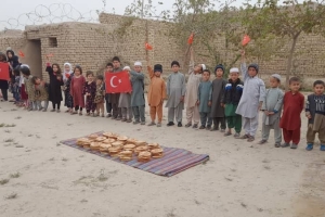 Afganistan bölgesinde yetim ve yoksul ailelere ekmek dağıtımında bulunduk