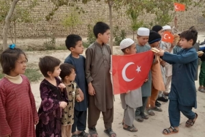 Afganistan bölgesinde yetim ve yoksul ailelere ekmek dağıtımında bulunduk