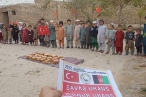 Afganistan bölgesinde yetim ve yoksul ailelere ekmek dağıtımında bulunduk