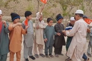 Afganistan bölgesinde yetim ve yoksul ailelere ekmek dağıtımında bulunduk