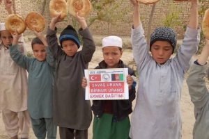 Afganistan bölgesinde yetim ve yoksul ailelere ekmek dağıtımında bulunduk