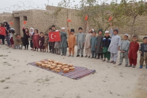 Afganistan bölgesinde yetim ve yoksul ailelere ekmek dağıtımında bulunduk