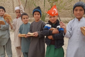 Afganistan bölgesinde yetim ve yoksul ailelere ekmek dağıtımında bulunduk