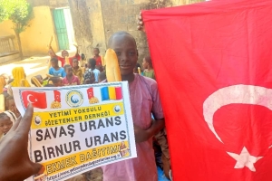 Afrika Çad bölgesinde yetim ve yoksul çocuklara ekmek dağıtımında bulunduk 